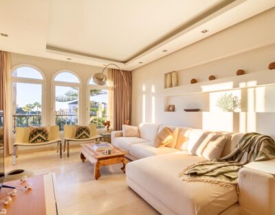 Sun Kiss Bright and Beaside Golf Apartment