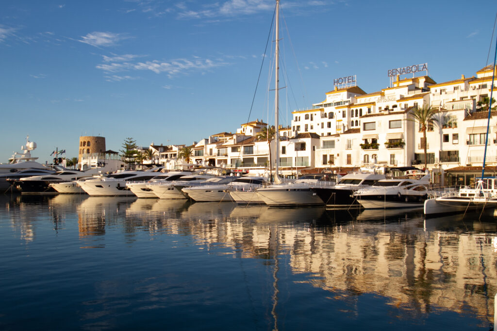 Sweat A Capuche Coupe Classique Sweat à Capuche Puerto Banús Marbella - Design Yacht Club, Coupe Classique, Souvenir Espagne